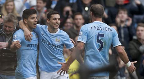 Fotbalisté Manchesteru City slaví gól. Vlevo autor Sergio Agüero.