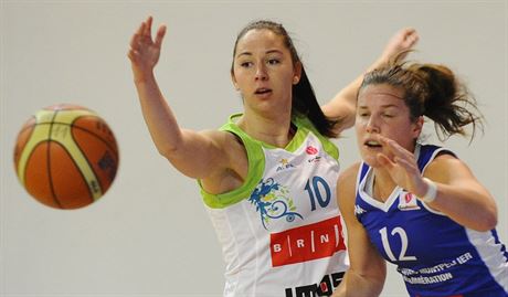 Barbora Kapárková (vlevo) z IMOS Brno brání Gaelle Skrelaovou z Montpellieru.