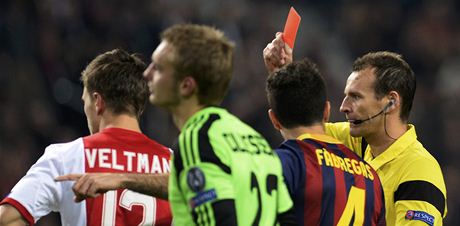 NEJKT̎Í ZÁPAS Pavel Královec ukazuje ervenou kartu Veltmanovi z Ajaxu v podzimní utkání Ligy mistr proti Barcelon.