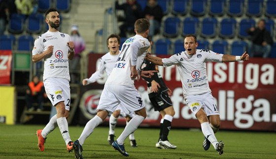 Fotbalisté Slovácka oslavují branku - ilustraní foto.