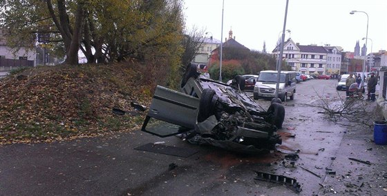 Škoda Fabia se po nárazu převrátila na střechu  (20.11.2013)