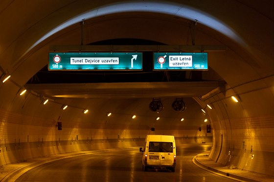 Tunel Blanka bude dlouhý šest a půl kilometru. Automobily ho projedou za zhruba...