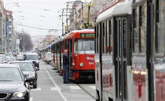 Sráka chodce a tramvaje na Lidické na nkolik desítek minut zastavila dopravu