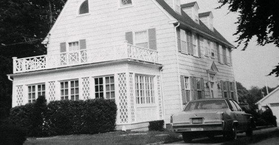 D�m hr�zy na Ocean Avenue v Amityville