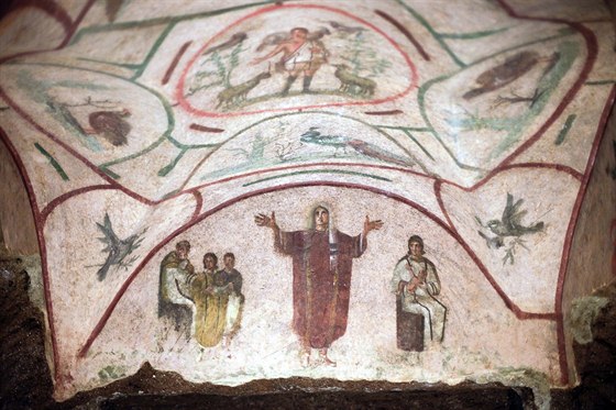Fresky v ímských katakombách vyobrazují podle nkterých eny-knky.
