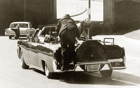 Vrada amerického prezidenta Johna F. Kennedyho v Dallasu. (22. listopadu1963)