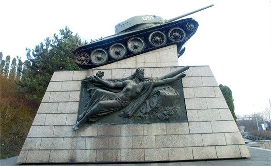 Opilému vandalovi hrozil při šplhání po památníku s tankem velmi nebezpečný pád.