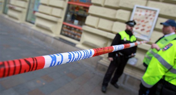 Policisté po pádu mue v praské ulici Malá tpánská vyslýchali svdky. Ilustraní snímek