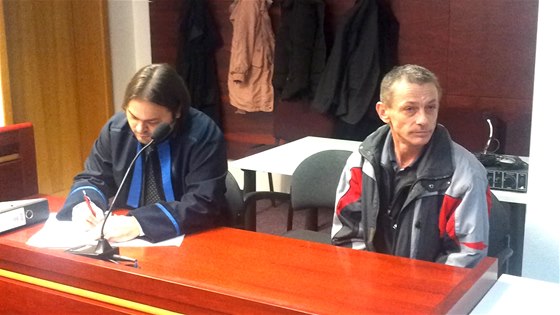 Topená v huti ArcelorMittal Radoslav Kapusniak (vpravo) pi soudním projednávání jeho chyby, která mla tragické následky.