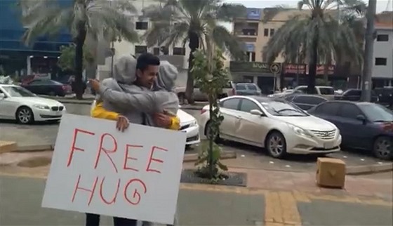 Bandr al-Swed byl první, kdo objímání na ulici zaal v Saúdské Arábii propagovat.