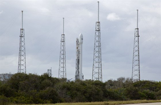 Falcon 9 v 1.1 na startovací rampě na mysu Canaveral 24. listopadu 2013