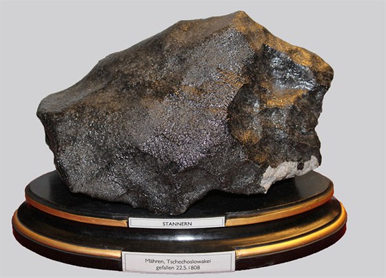 Meteorit ze Stonařova. Řadu jeho kousků po pádu na Zemi v roce 1808 převezli...