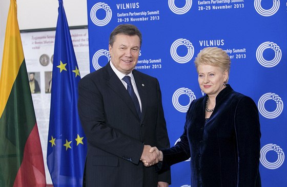 Ukrajinský prezident Viktor Janukovy se zdraví na summitu EU ve Vilniusu s