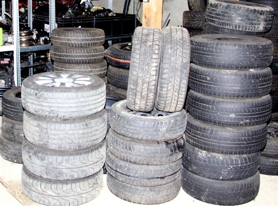 Ve skladu kradených autodílů ležely i desítky pneumatik.