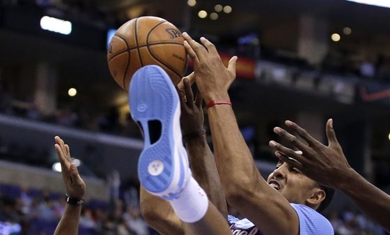 Ryan Hollins z Los Angeles Clippers stílí v krkolomné pozici v utkání proti