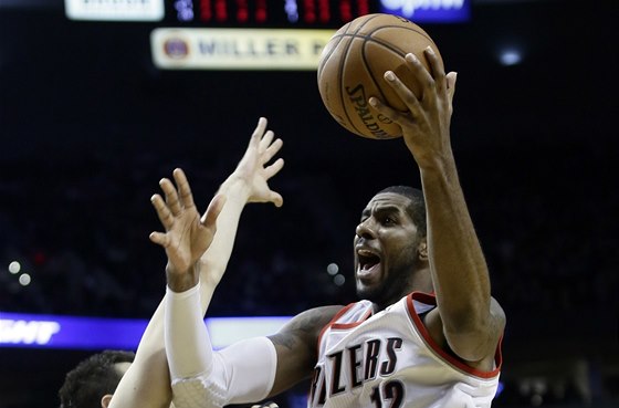 LaMarcus Aldridge z Portlandu zakonuje v utkání proti New Yorku. 