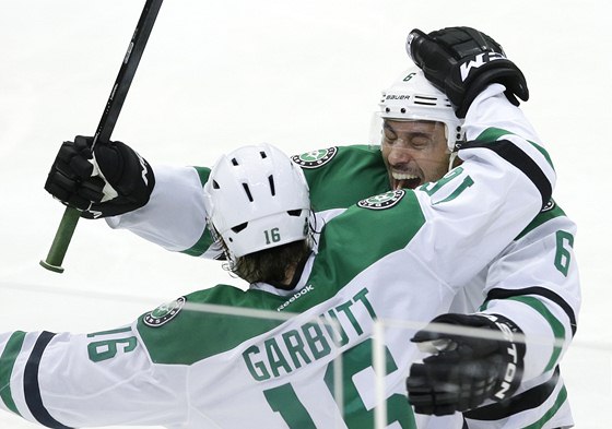 Z gólu Dallasu se radují Ryan Garbutt a Trevor Daley. 