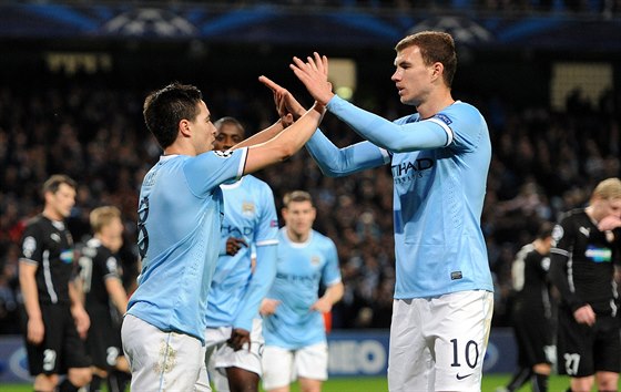 Fotbalisté Manchesteru City se radují z gólu. Vlevo autor branky Samir Nasri,...