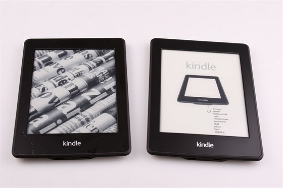 Vlevo Kindle Paperwhite z roku 2012, vpravo Kindle Paperwhite z roku 2013