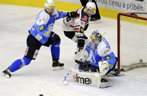 Zleva útoník Plzn Tomá Sýkora, chomutovský útoník tpán Hebejk a branká...