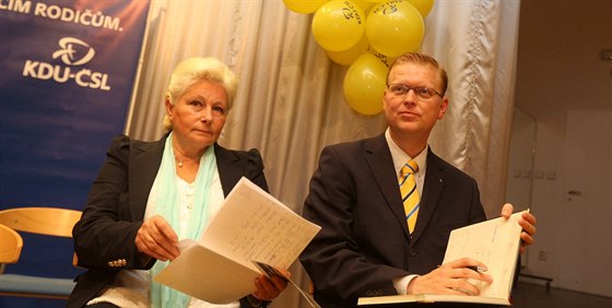 Pedseda KDU-SL Pavel Blobrdek a europoslankyn Zuzana Roithov pi zahjen...