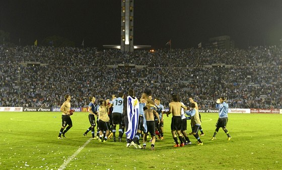 Fotbalisté Uruguaye slaví s fanouky postup na mistrovství svta.