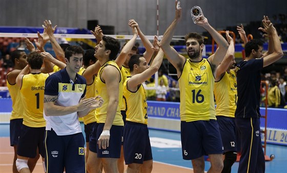 Braziltí volejbalisté slaví triumf na Poháru ampion.