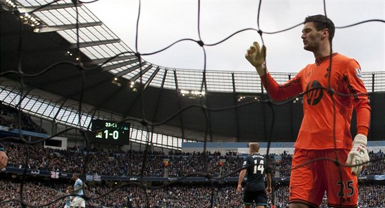 Hugo Lloris z Tottenhamu práv inkasoval v duelu s Manchesterem City.
