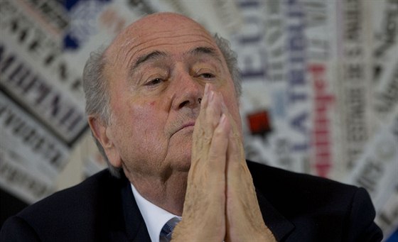 Sepp Blatter bude mít při květnové volbě šéfa světového fotbalu tři protikandidáty.
