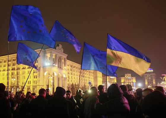 Ukrajinci v Kyjev protestují proti rozhodnutí vlády nepokraovat ve zbliování