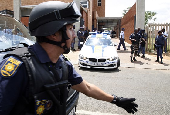 Manévry jihoafrických policist, kteí pevezli tento týden k soudu uprchlého