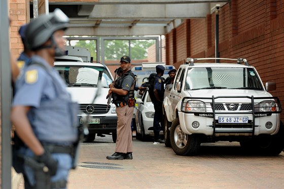 Jihoafrití policisté hlídají ped soudem v Johannesburgu, kde tento týden