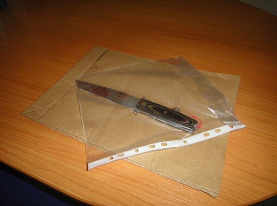 Mladík dvakrát bodl  tímto nožem otčíma v Hořenicích na Náchodsku (23.11.2013).