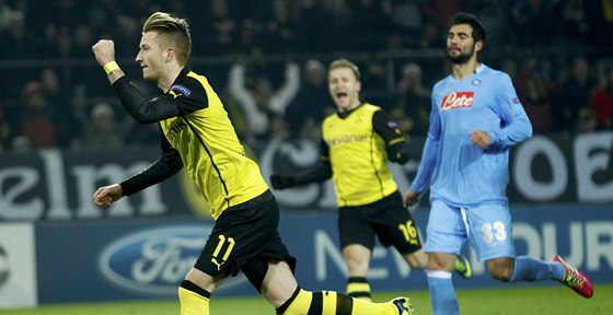 ÚSP̊NÝ EXEKUTOR. Marco Reus z Dortmundu se raduje z gólu proti Neapoli.