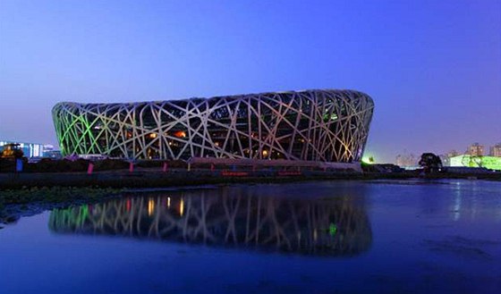 POTÍE S KLENOTEM. Olympijský stadion v Pekingu nemá vyuití, za rok se v nm uskutenilo jen pt vtích akcí.