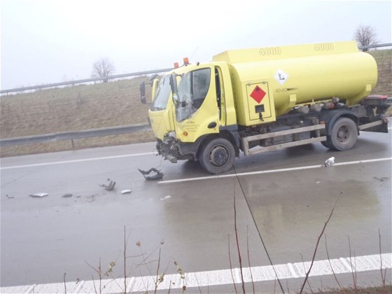 Na 240,5. kilometru dálnice D1 ve smru na Kromí na ledovce havaroval
