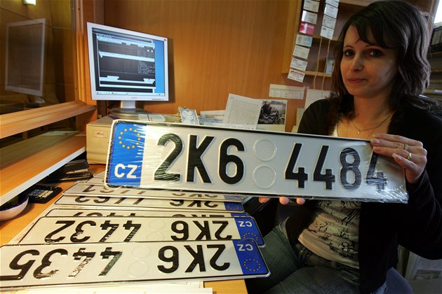 Registra�ní zna�ku na p�ání si vyzvednete na stejném ú�ad�, kde jste o ni za�ádali. Ilustra�ní foto