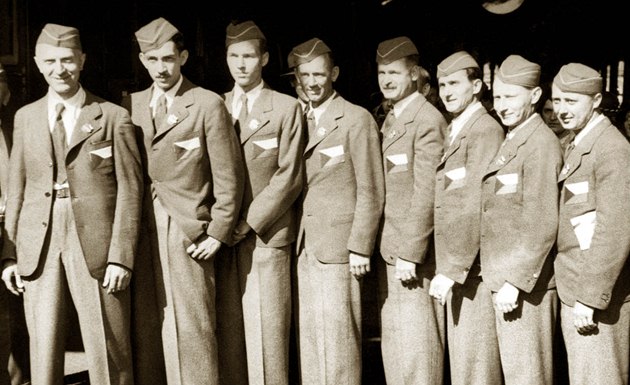 Cylindry, holínky, plášť a nyní hokejové kraťasy. Olympijské kolekce v průběhu let