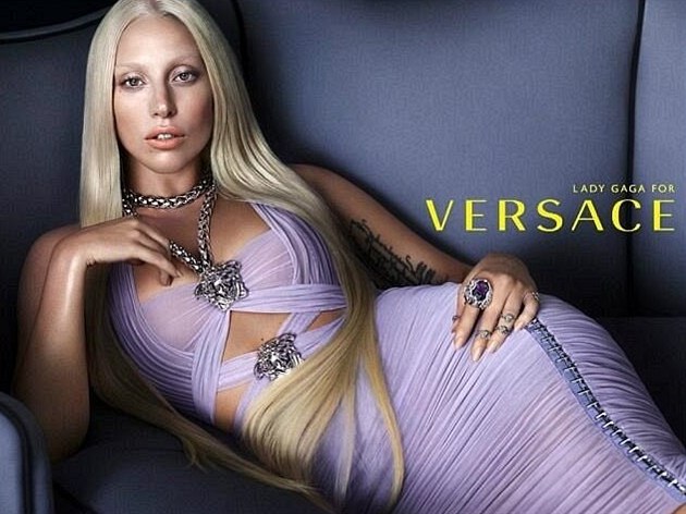 Lady Gaga je tváří Versace, v reklamní kampani vypadá jako Donatella -  iDNES.cz