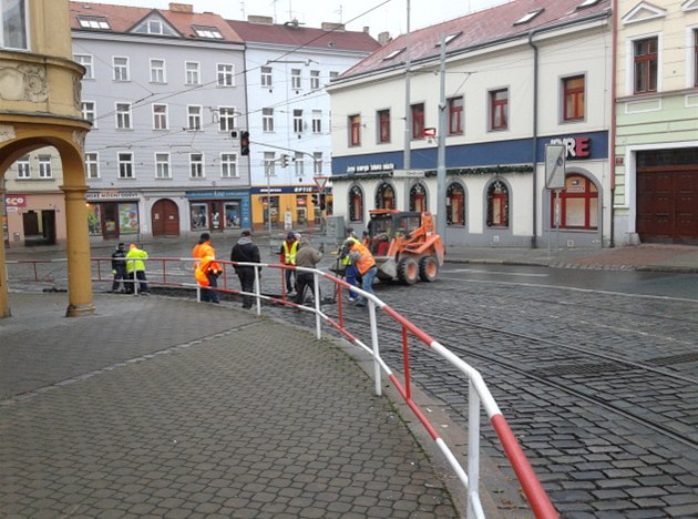 Oprava tramvajové tratě u náměstí Bratří Synků.