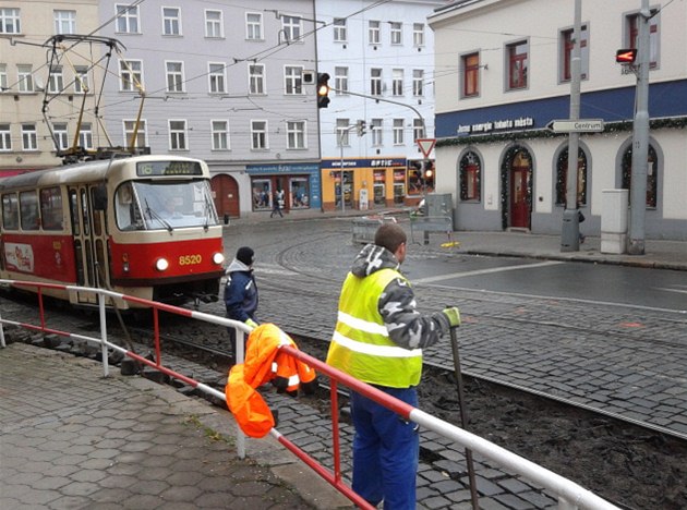 Oprava tramvajové trati u náměstí Bratří Synků.