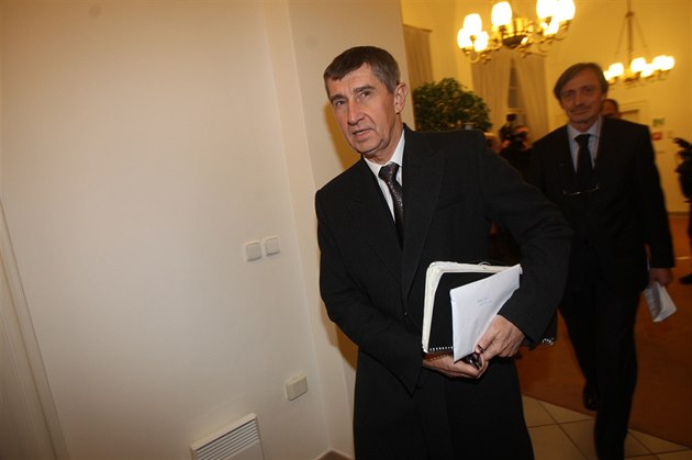 �éf hnutí ANO Andrej Babi� ve Sn�movn� p�i rozhovoru s noviná�i p�i�adil exministra financí Miroslava Kalouska k organizovanému zlo�inu