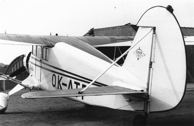 Zadní �ást Ba�ova Stinsonu na leti�ti Praha-Kbely v roce 1935
