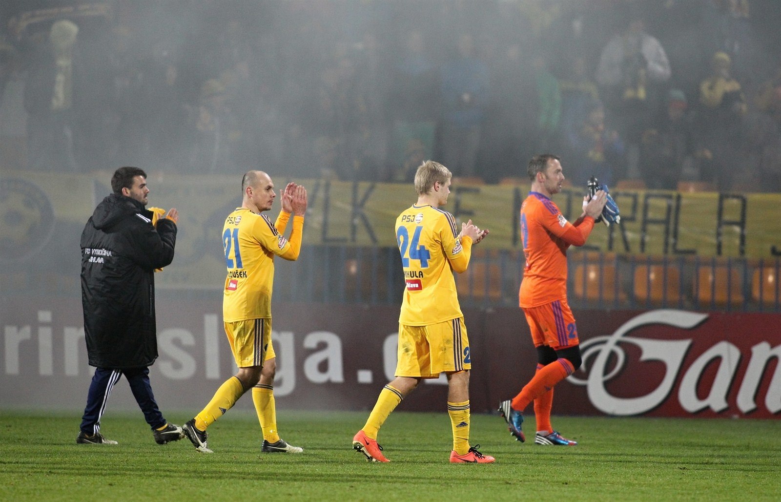Jihlav�tí fotbalisté slaví se svými fanou�ky výhru nad Slováckem.