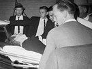 Dva dny po svém zatení, 24. listopadu 1963, byl sám Oswald zastelen.