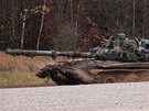 eské tanky T-72M4 CZ odráejí útok nepítele na letit bhem cviení Sabre