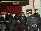 Strážníci hlídající vchod do baru Monarch, kde byl zastřelen Václav Kočka