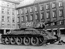 Tank . 051 v kvtnu 1945 na Prokeov nmst v Ostrav. Stroj jako prvn...