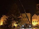 Vánoní strom na Staromstském námstí je vysoký 20 metr. Dalí dva metry je