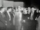 Vrah Johna F. Kennedyho Lee Harvey Oswald pár vtein ped smrtí kráí spoutaný...